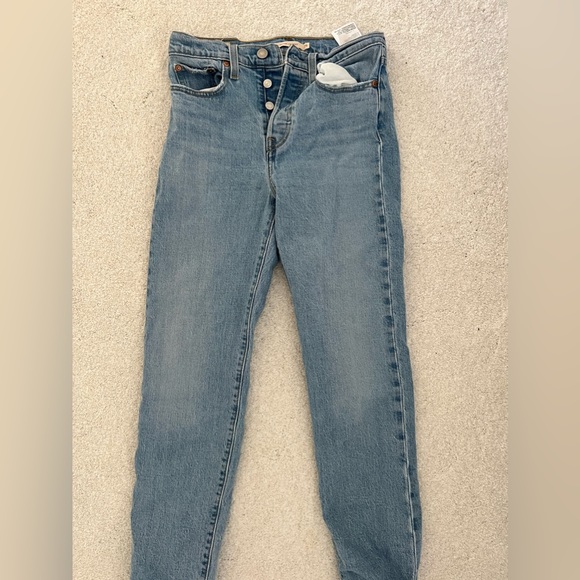 Levi’s Wedgie Straight Ankle in Tango Hustle - Picture 4 of 4